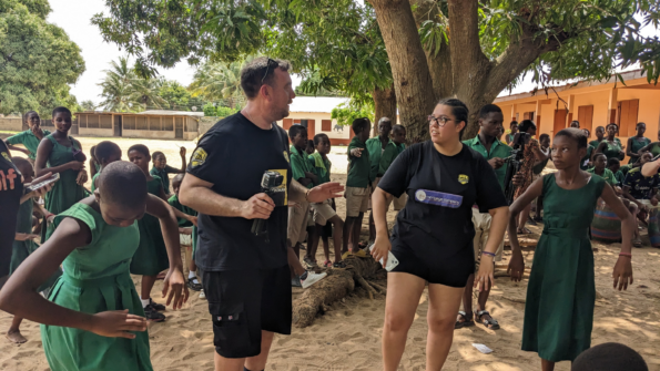 volunteers-in-Ghana-dancing