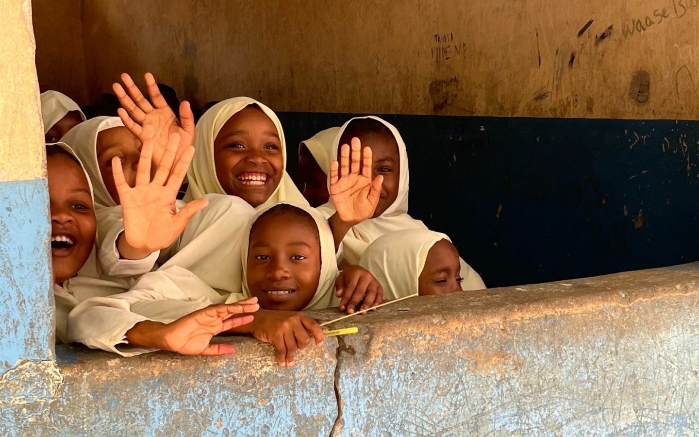 children-waving-zanzibar