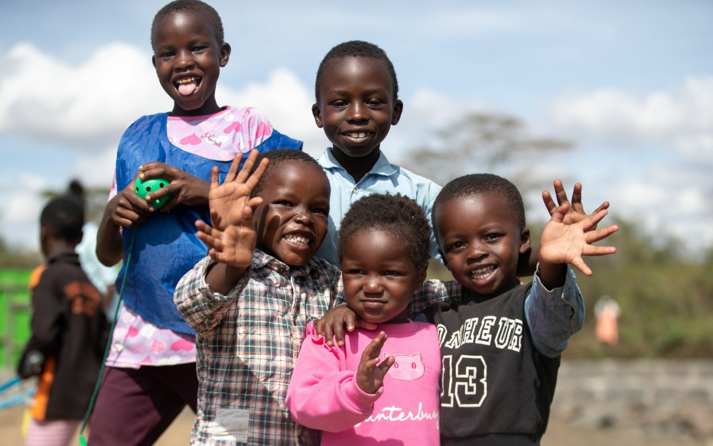 Kenyan-children-waving