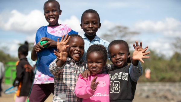 Kenyan-children-waving