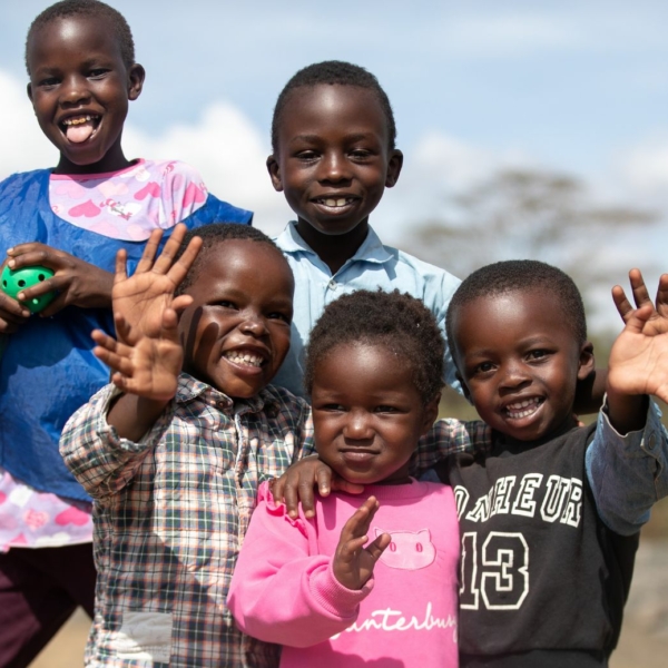 Kenyan-children-waving