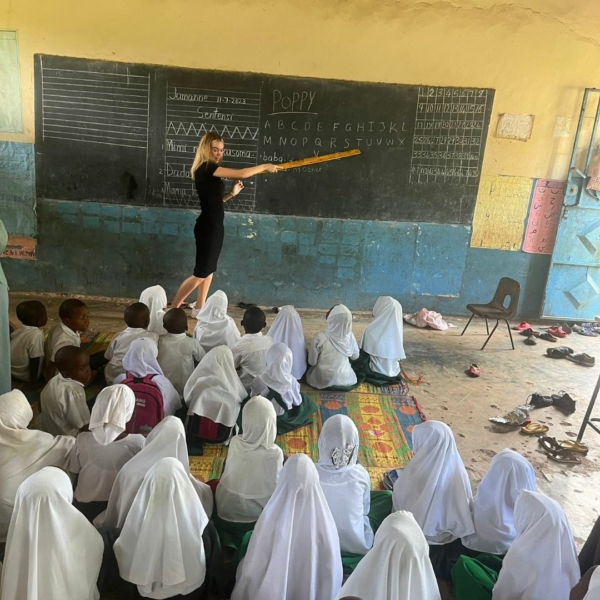 volunteer-teaching-lesson-zanzibar