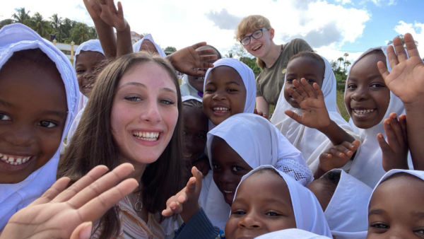 volunteers-students-waving-zanzibar