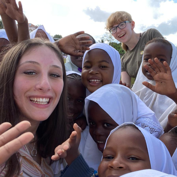 volunteers-students-waving-zanzibar